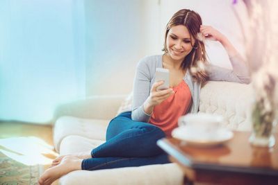 Bequem von der Couch aus die Therme durch HomeCom steuern