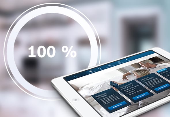 Im Vordergrund ist ein Tablet zu sehen, auf dem eine Website des Bosch Werkskundendienstes angezeigt wird. Der Hintergrund ist unscharf, und links vom Tablet ist eine große 100 %-Marke in einer weißen Kreisgrafik zu sehen.