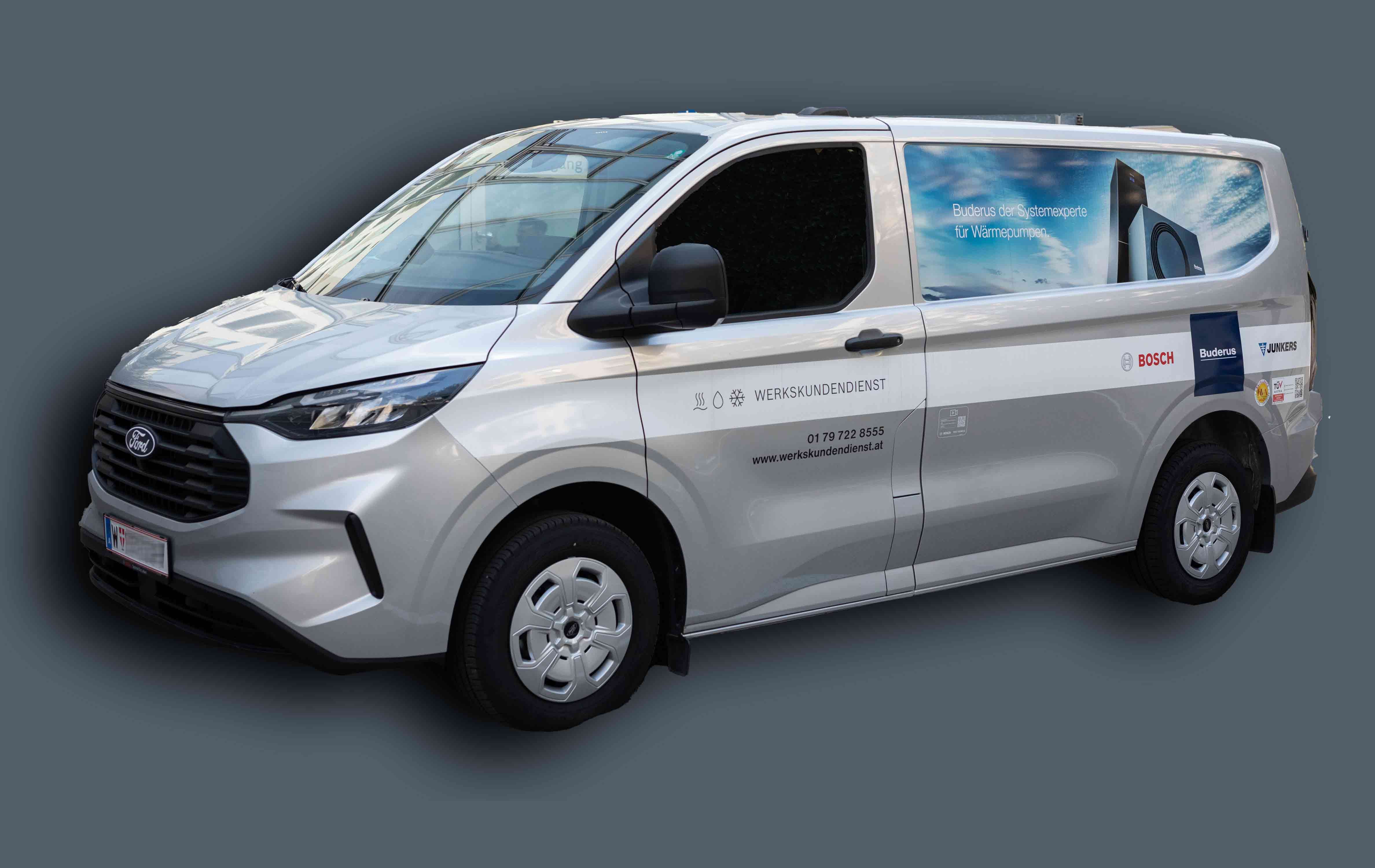 Silberner Ford Servicewagen mit Firmenlogos und Kontaktinformationen auf der Seite, dargestellt auf einem neutralen grauen Hintergrund. Der Lieferwagen zeigt außerdem das Bild eines Industriearbeiters und verschiedene dienstleistungsbezogene Symbole.