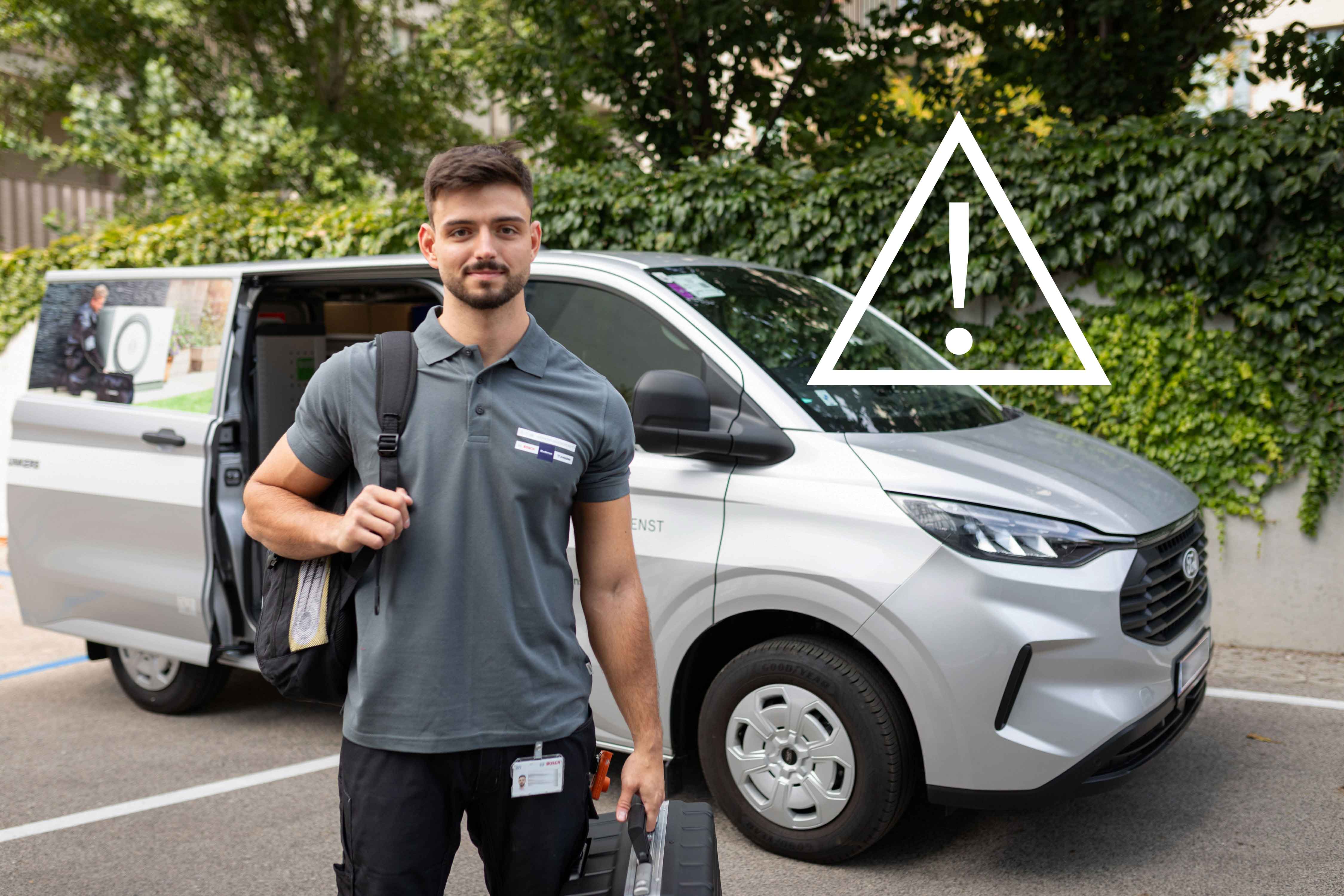 Ein Mann mit Werkzeug steht vor einem geparkten Lieferwagen, trägt ein graues Polohemd und einen Rucksack. Ein weißes Warnsymbol überlagert das Bild, und im Hintergrund ist Grünzeug zu sehen.