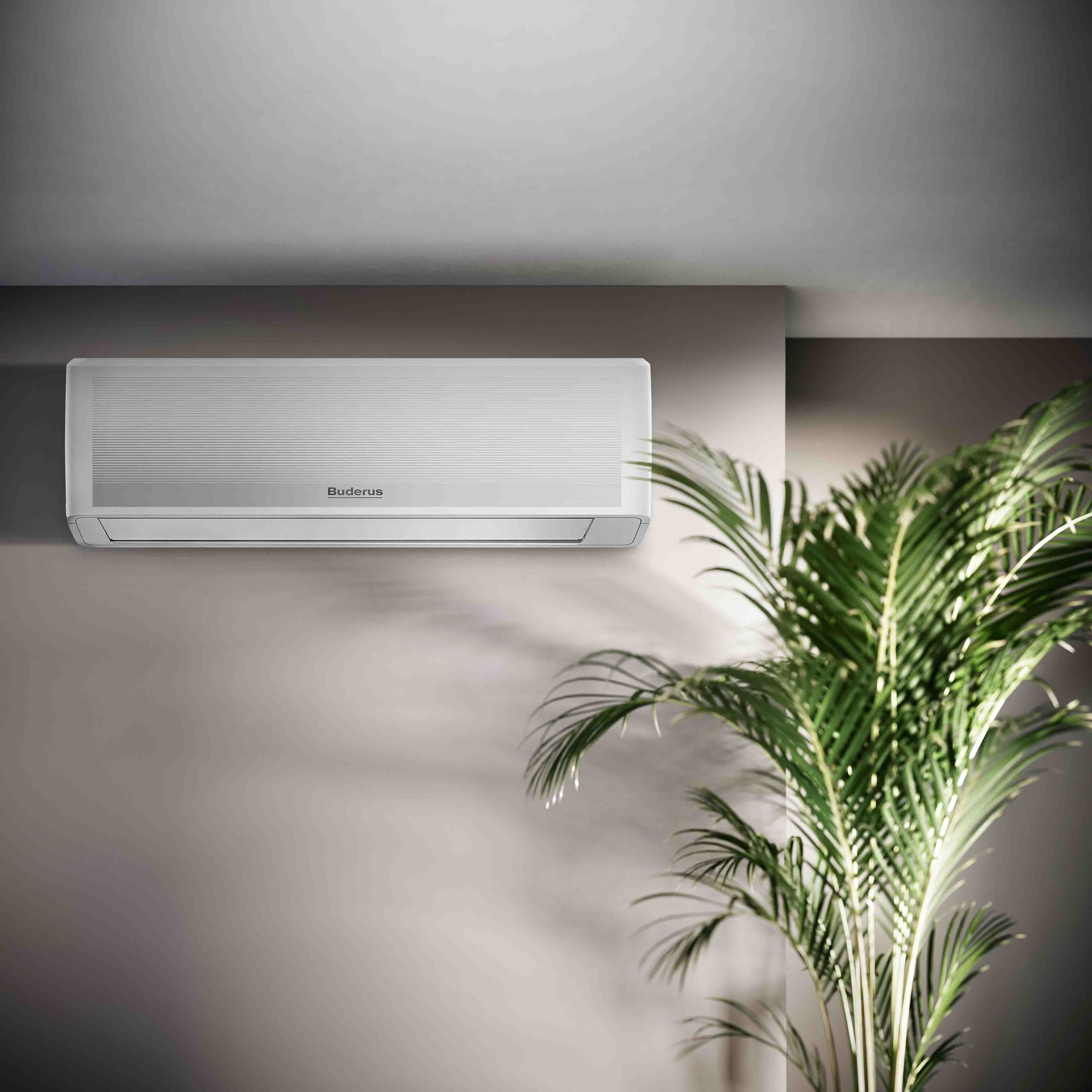 Ein modernes, an der Wand montiertes Klimager&auml;t ist &uuml;ber einer hellgrauen Wand installiert, darunter und rechts davon steht eine gr&uuml;ne Zimmerpflanze, die eine saubere und frische Atmosph&auml;re schafft.